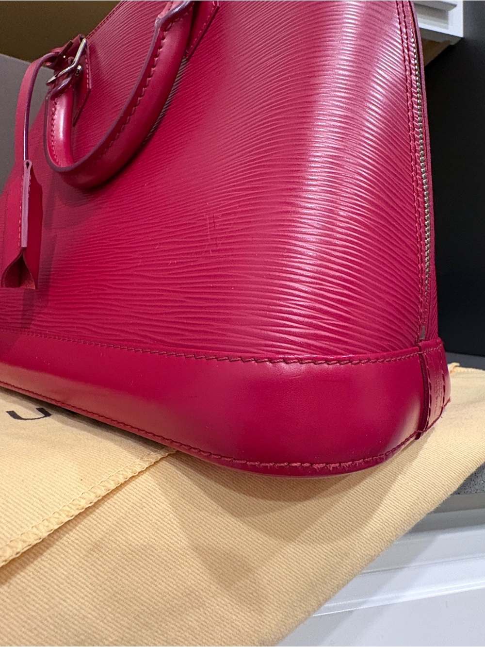 Louis Vuitton Alma PM Epi Fuchsia Satchel Top Handle Bag - Excellent condition - Picture 16 of 16